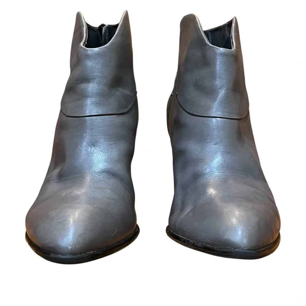 B. Makowsky Gray Leather Ankle Boots Block Heel Back Zip Pointed Curvy Booties